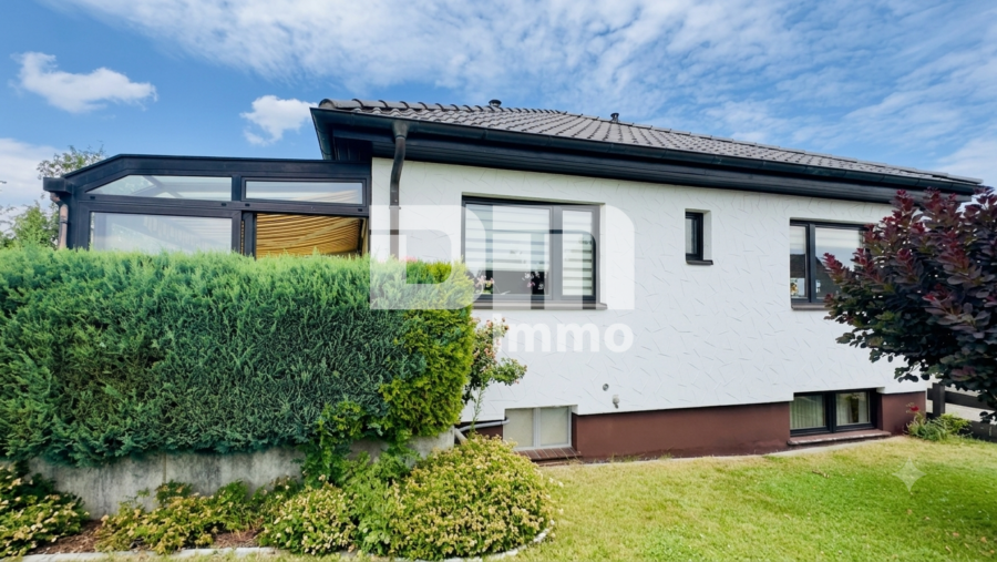 Solider Familien-Bungalow mit großem Potenzial in ruhiger Lage mit Wintergarten und Garage - Frontansicht / Wintergarten